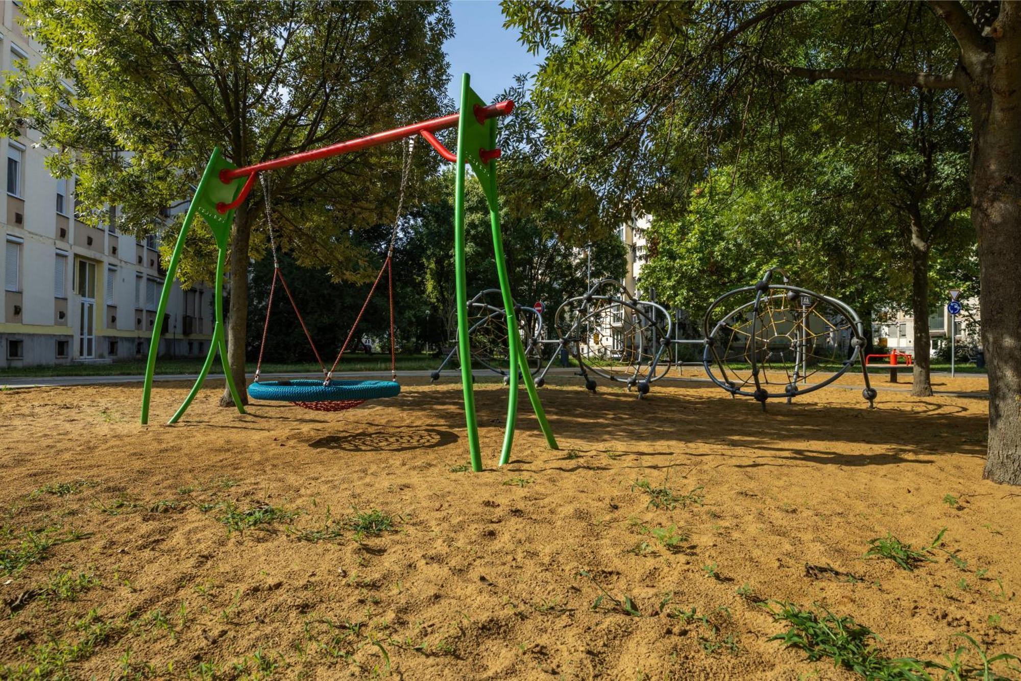 Malompark Apartman With Free Parking Debrecen Exterior photo